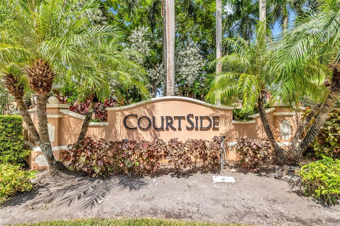 Под контрактом: $725,000 (4 спален, 2 ванн, 2360 Квадратных фут)