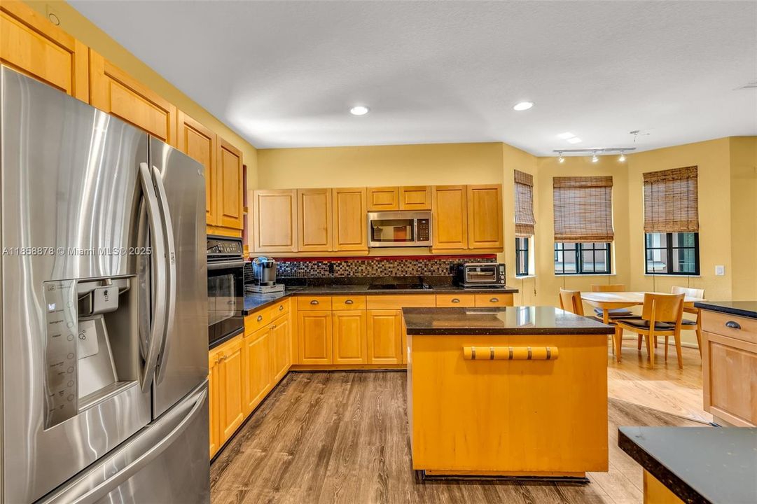 Под контрактом: $725,000 (4 спален, 2 ванн, 2360 Квадратных фут)