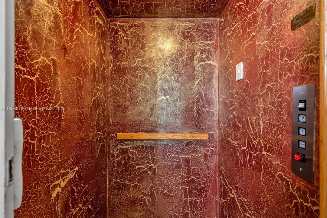 Под контрактом: $725,000 (4 спален, 2 ванн, 2360 Квадратных фут)