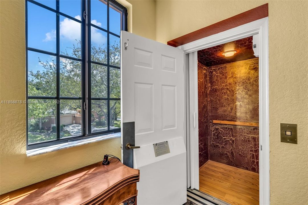 Под контрактом: $725,000 (4 спален, 2 ванн, 2360 Квадратных фут)