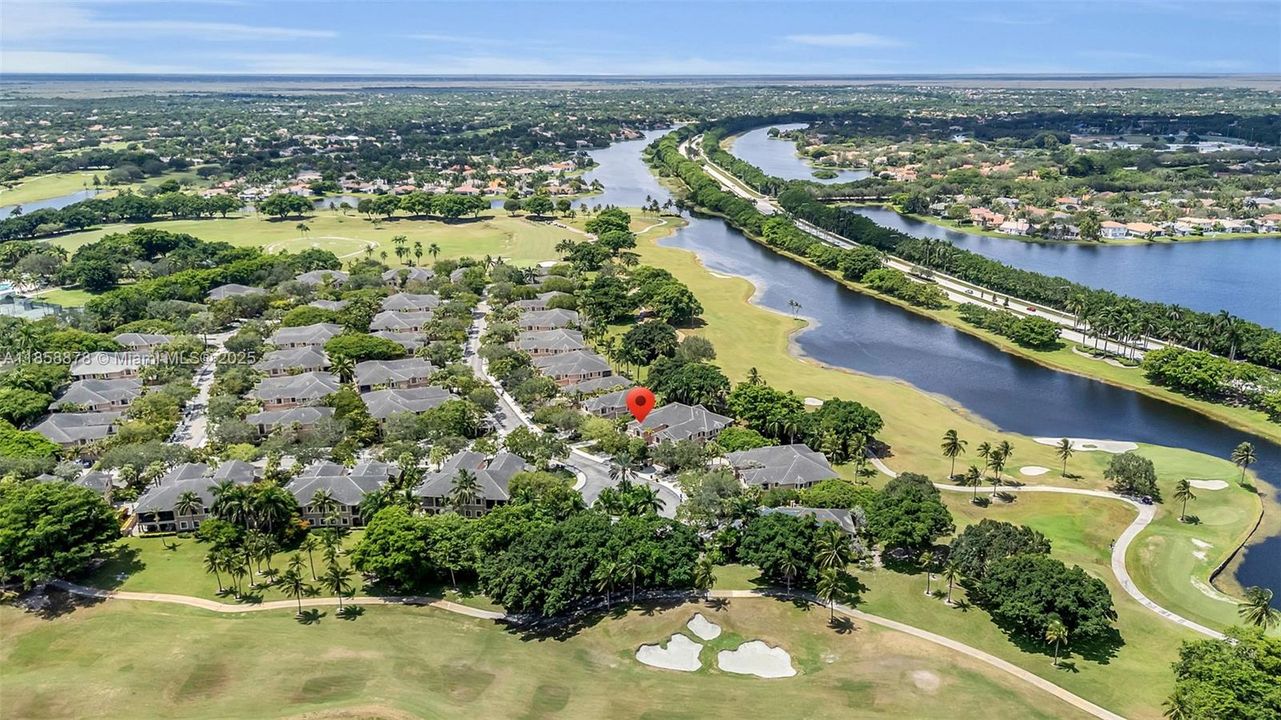 Под контрактом: $725,000 (4 спален, 2 ванн, 2360 Квадратных фут)