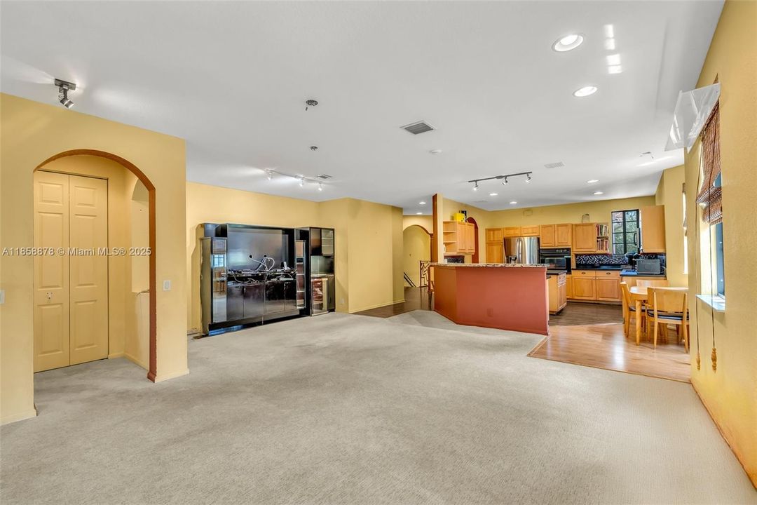 Под контрактом: $725,000 (4 спален, 2 ванн, 2360 Квадратных фут)