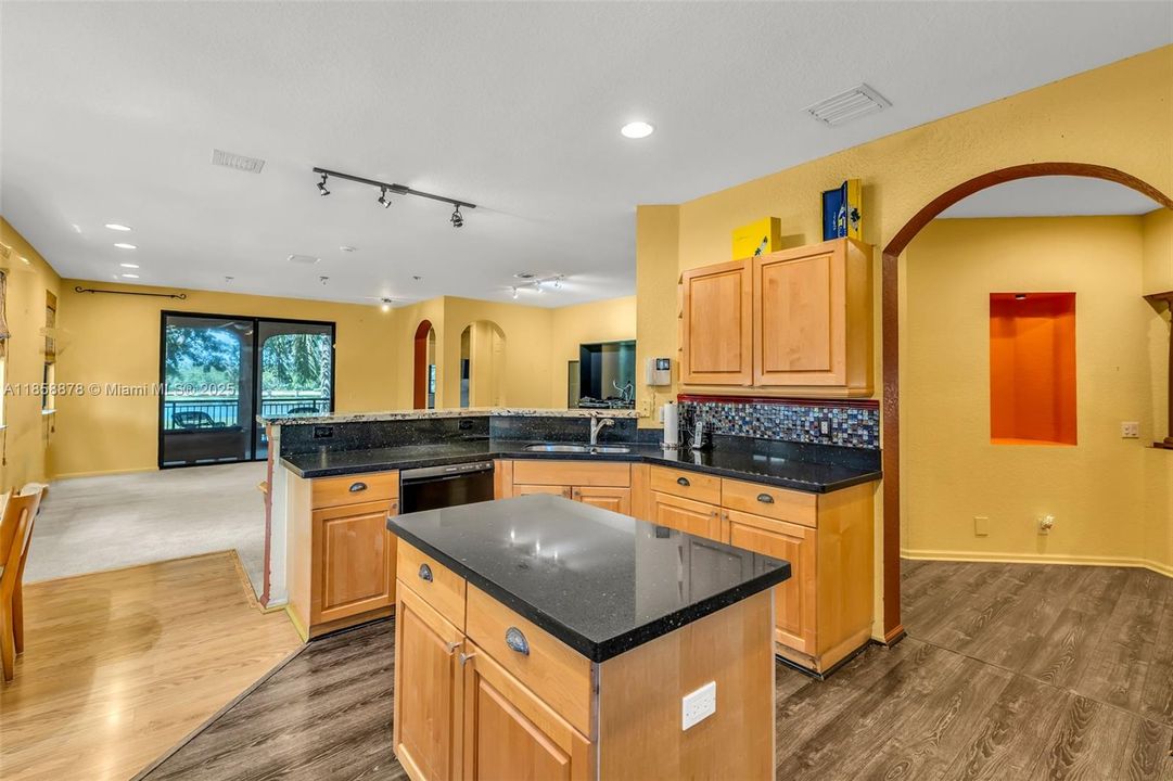 Под контрактом: $725,000 (4 спален, 2 ванн, 2360 Квадратных фут)