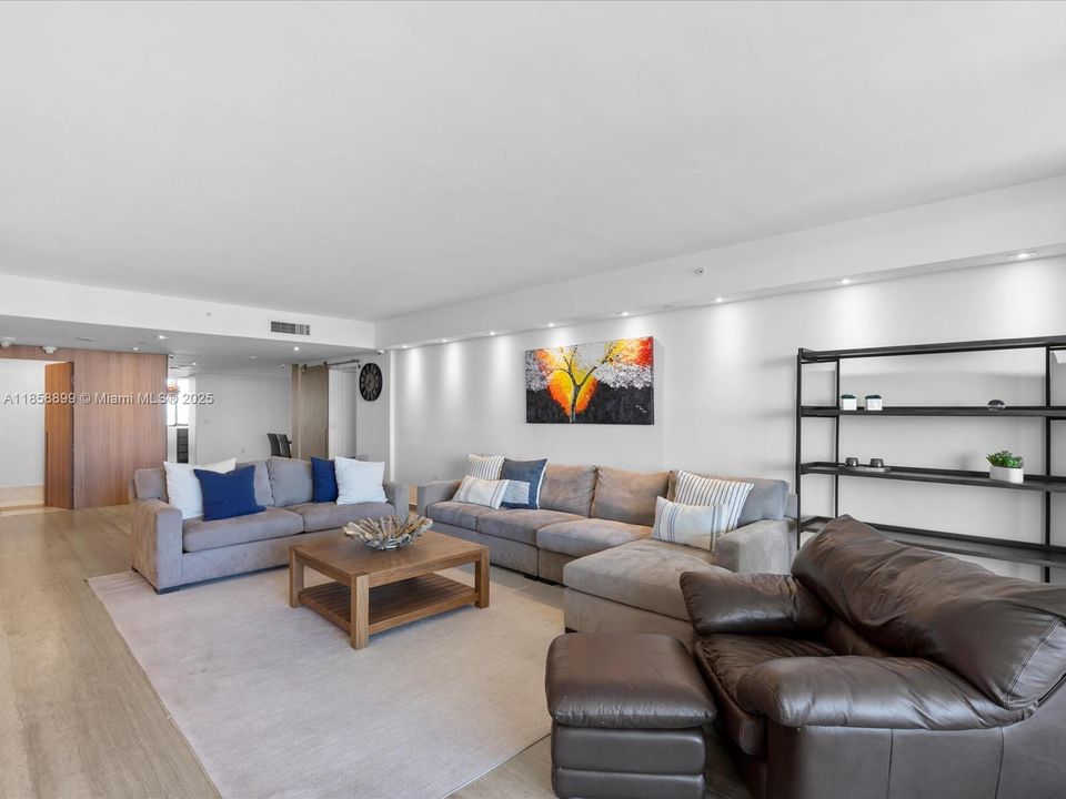 Vendido Recientemente: $5,100,000 (3 camas, 4 baños, 3011 Pies cuadrados)