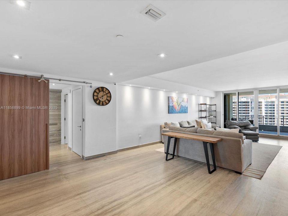 Vendido Recientemente: $5,100,000 (3 camas, 4 baños, 3011 Pies cuadrados)