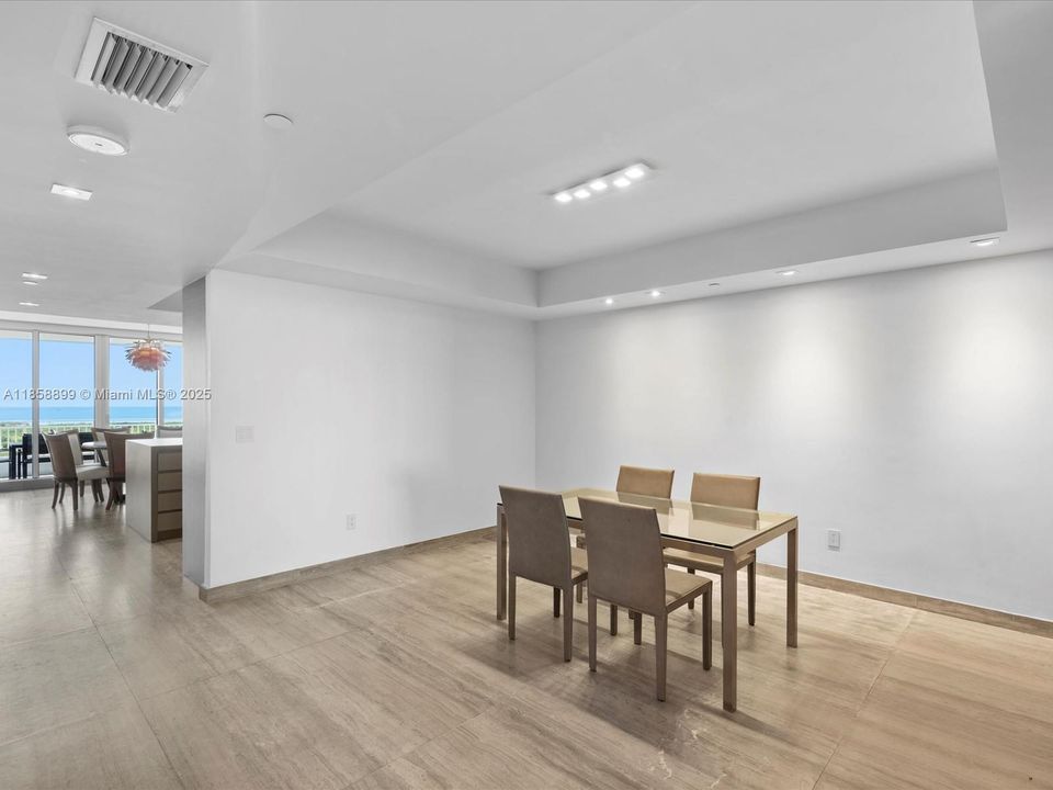 Vendido Recientemente: $5,100,000 (3 camas, 4 baños, 3011 Pies cuadrados)