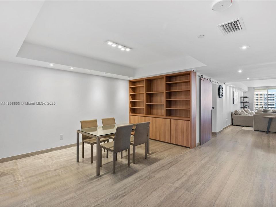 Vendido Recientemente: $5,100,000 (3 camas, 4 baños, 3011 Pies cuadrados)