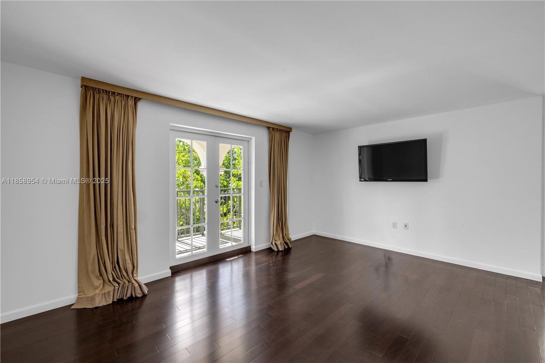 最近售出: $2,499,000 (3 贝兹, 3 浴室, 2147 平方英尺)