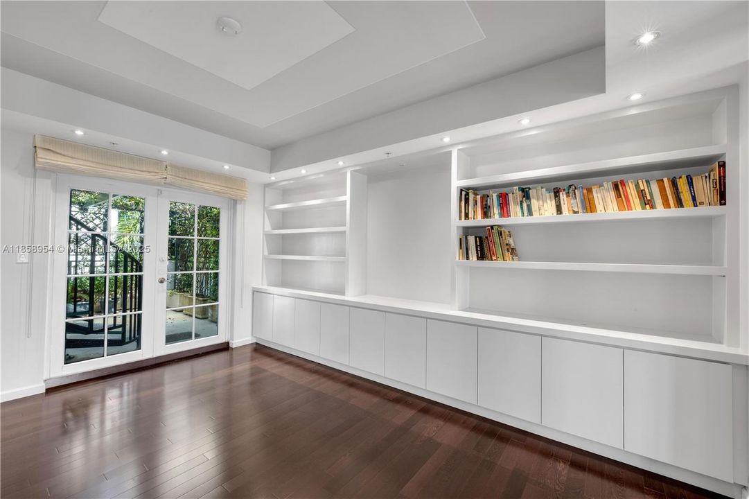 最近售出: $2,499,000 (3 贝兹, 3 浴室, 2147 平方英尺)