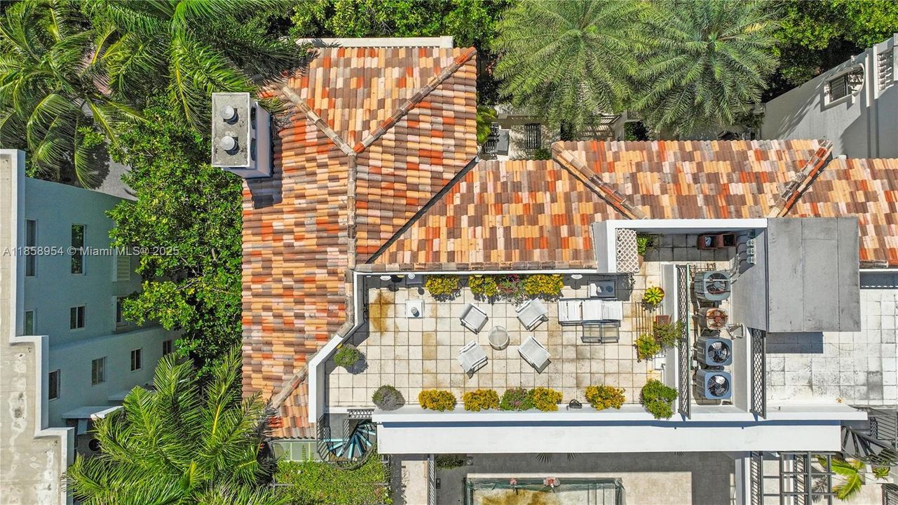 最近售出: $2,499,000 (3 贝兹, 3 浴室, 2147 平方英尺)