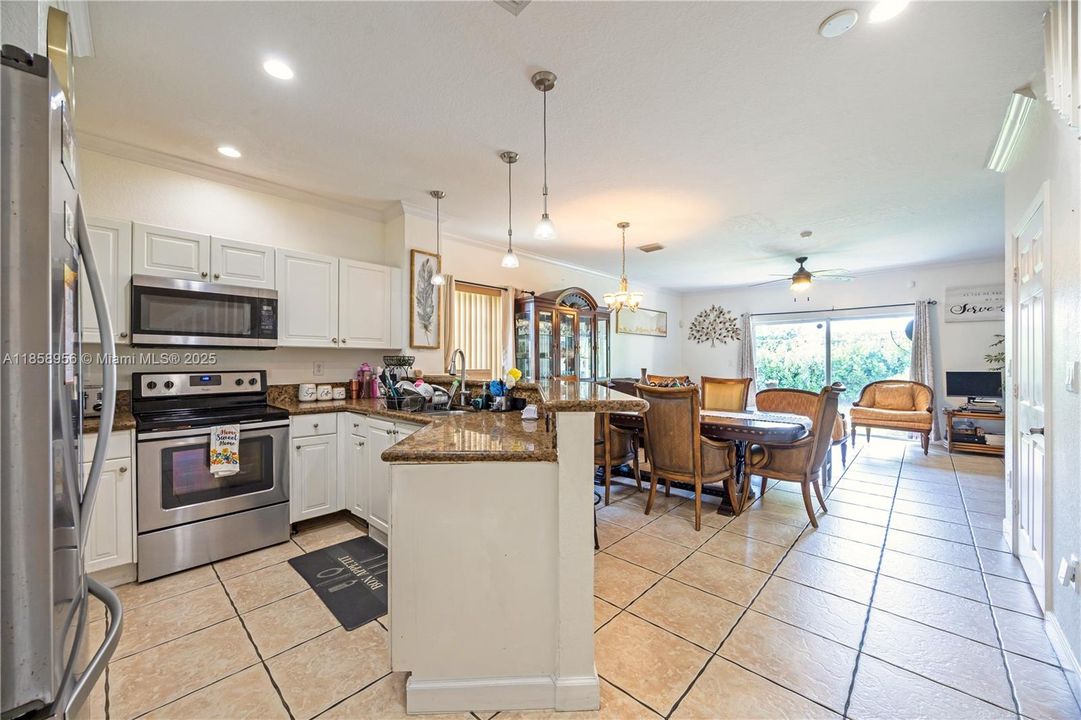 На продажу: $374,999 (3 спален, 2 ванн, 1377 Квадратных фут)