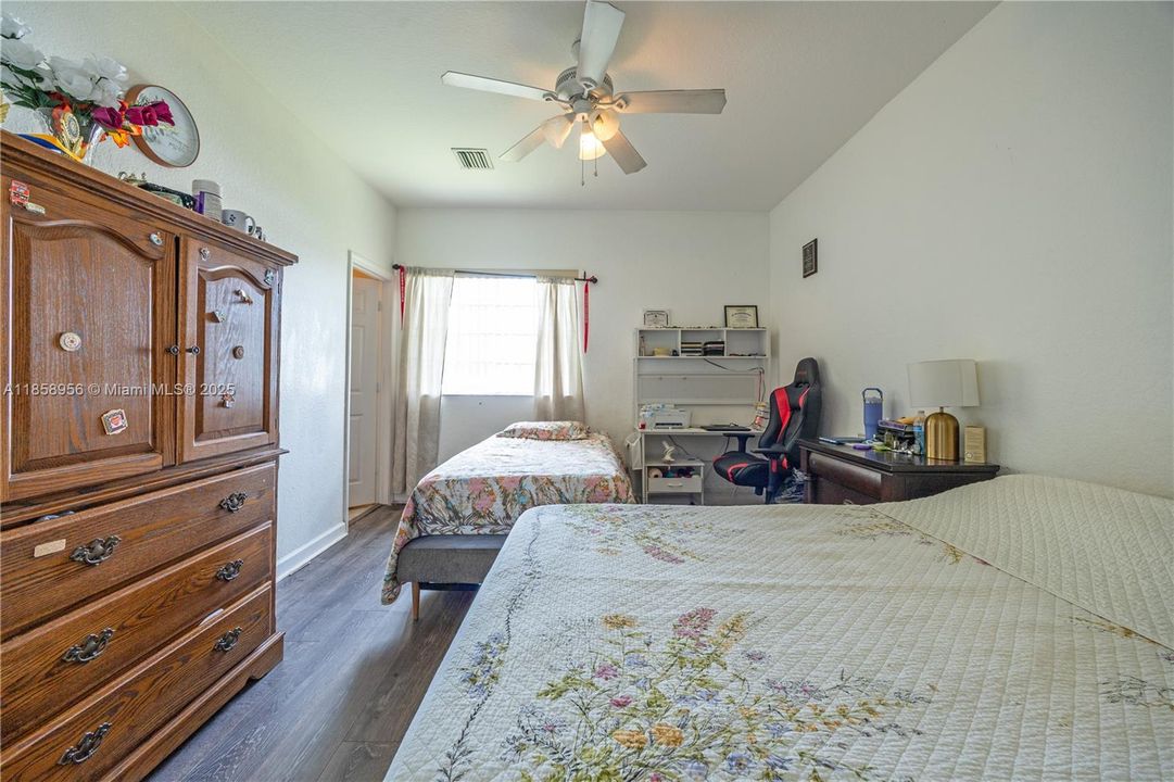 На продажу: $374,999 (3 спален, 2 ванн, 1377 Квадратных фут)