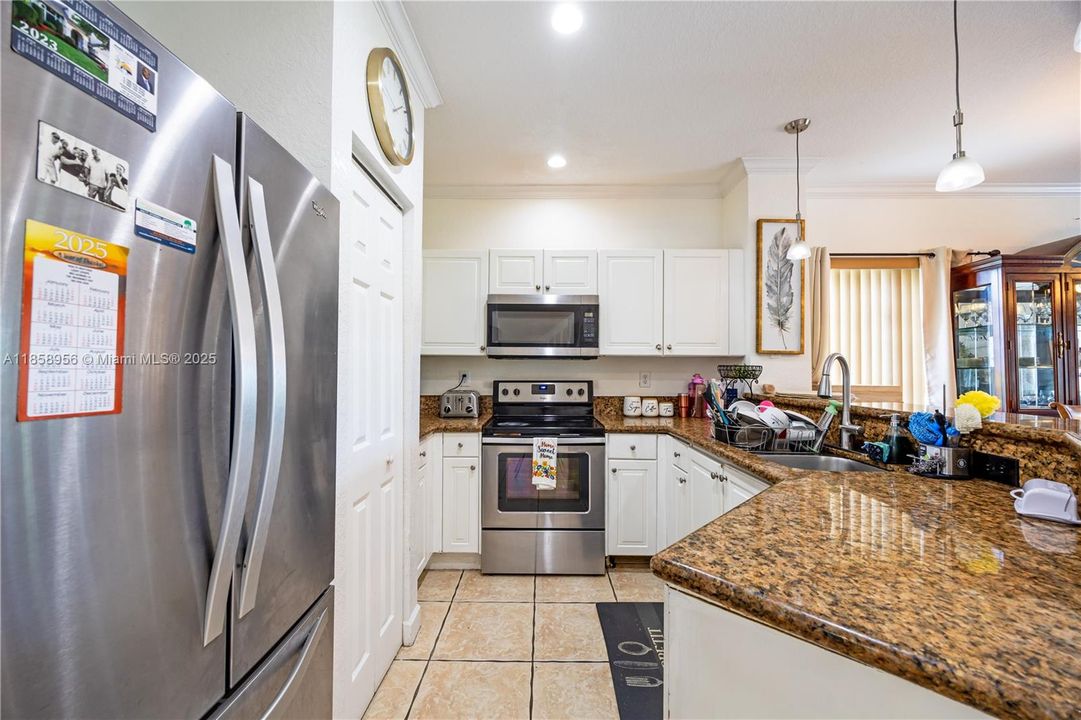 На продажу: $374,999 (3 спален, 2 ванн, 1377 Квадратных фут)