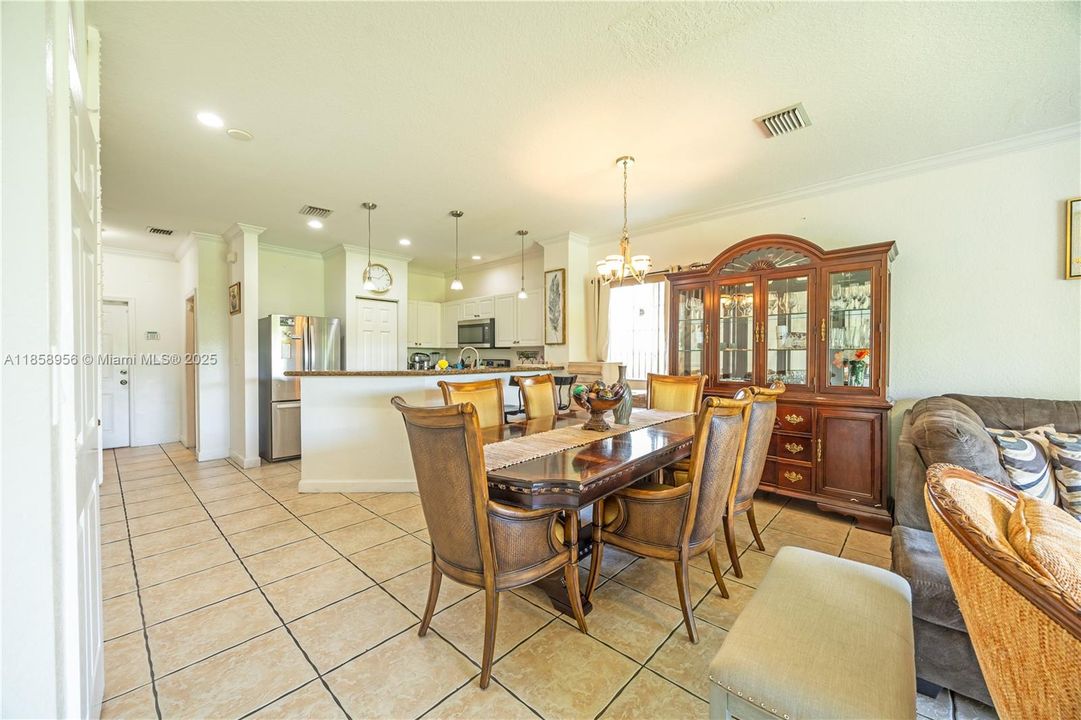 На продажу: $374,999 (3 спален, 2 ванн, 1377 Квадратных фут)