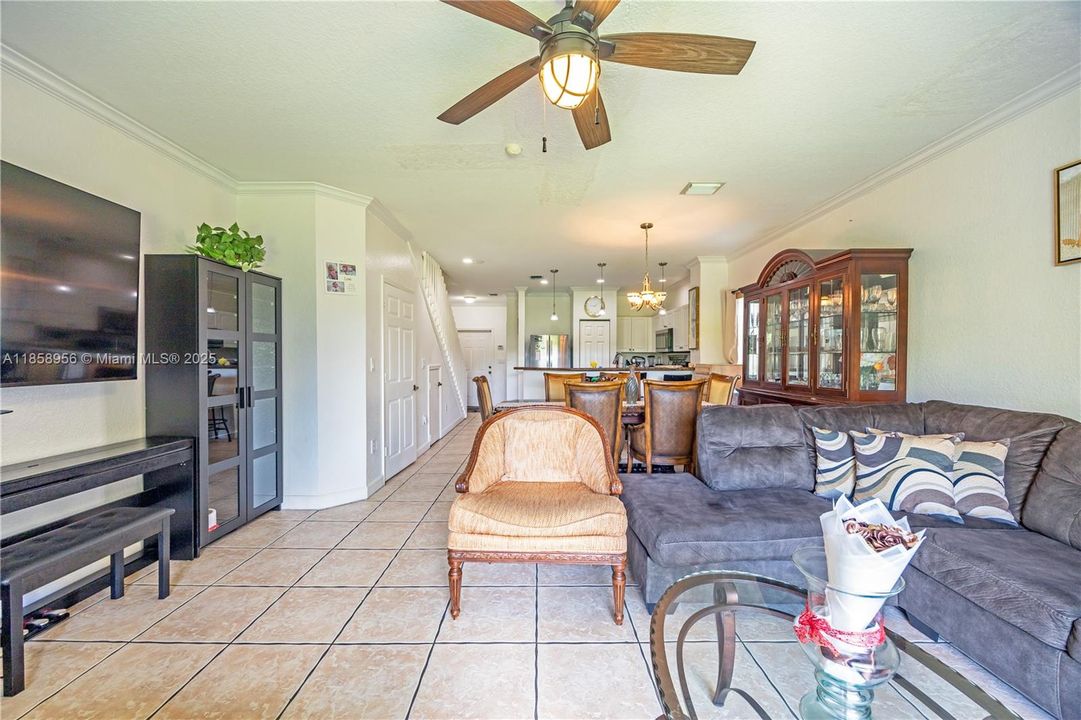 На продажу: $374,999 (3 спален, 2 ванн, 1377 Квадратных фут)