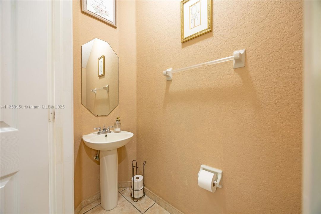 На продажу: $374,999 (3 спален, 2 ванн, 1377 Квадратных фут)