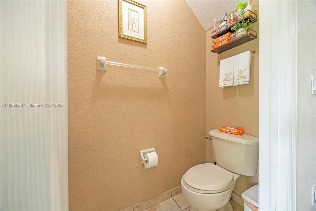 На продажу: $374,999 (3 спален, 2 ванн, 1377 Квадратных фут)