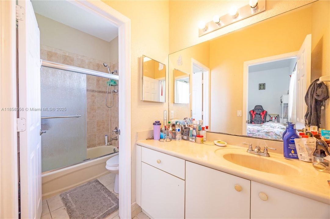 На продажу: $374,999 (3 спален, 2 ванн, 1377 Квадратных фут)