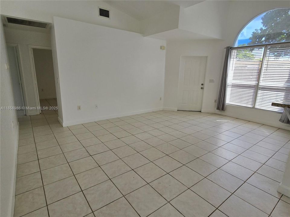 Recently Rented: $3,200 (3 beds, 2 baths, 1300 Square Feet)