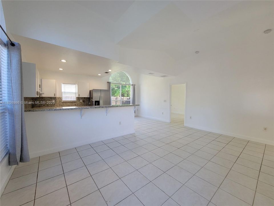 Recently Rented: $3,200 (3 beds, 2 baths, 1300 Square Feet)