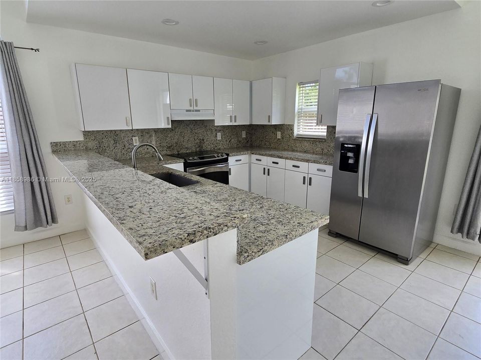 Recently Rented: $3,200 (3 beds, 2 baths, 1300 Square Feet)