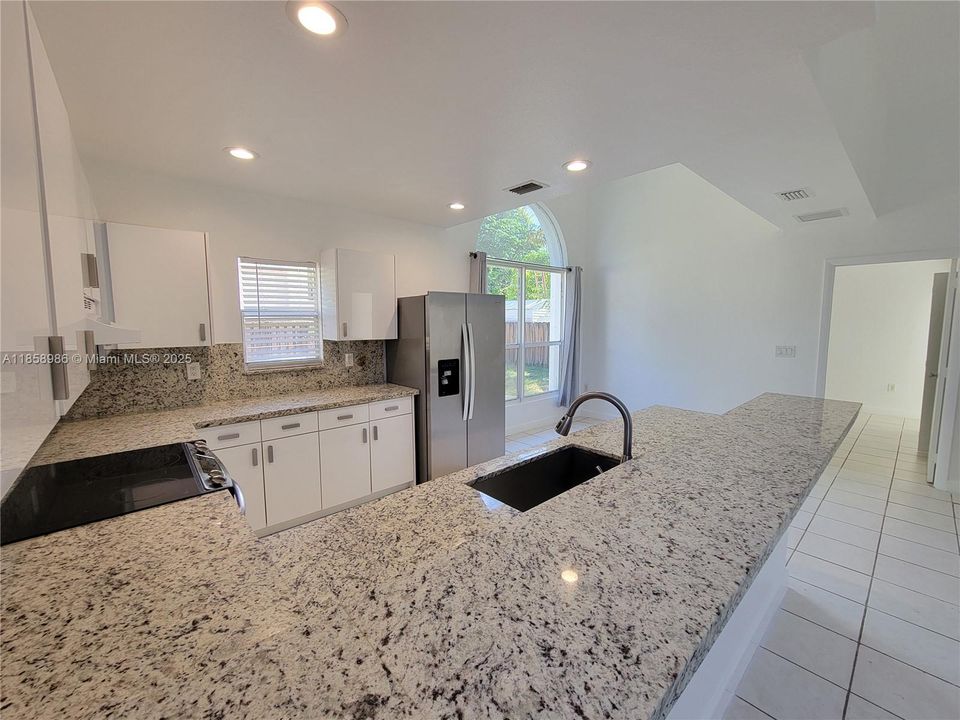 Recently Rented: $3,200 (3 beds, 2 baths, 1300 Square Feet)