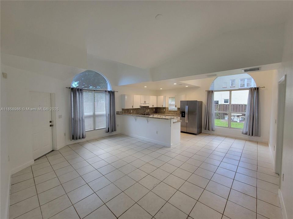 Recently Rented: $3,200 (3 beds, 2 baths, 1300 Square Feet)