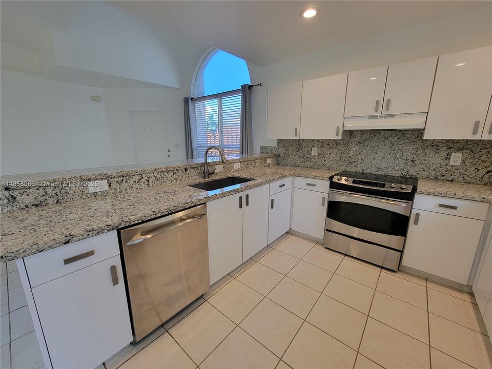 Recently Rented: $3,200 (3 beds, 2 baths, 1300 Square Feet)