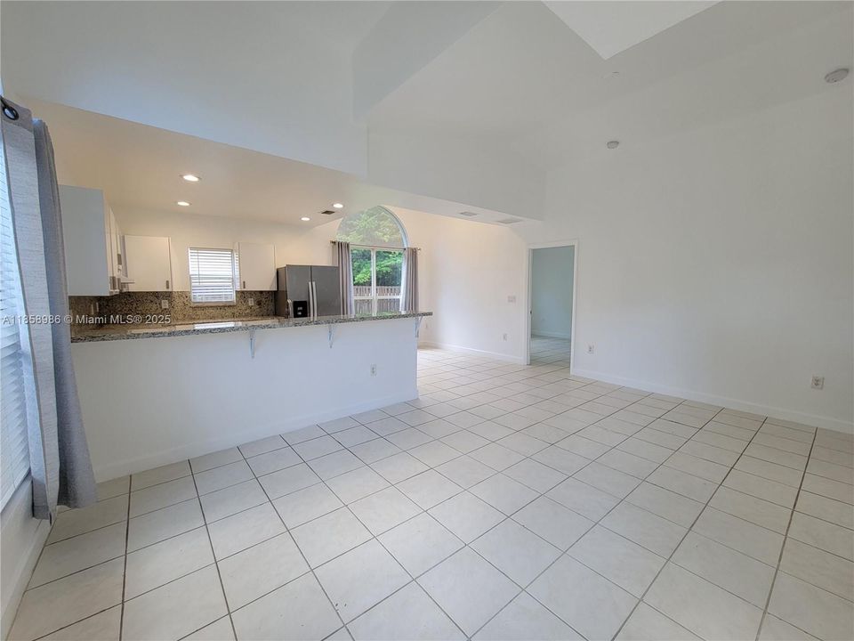 Recently Rented: $3,200 (3 beds, 2 baths, 1300 Square Feet)