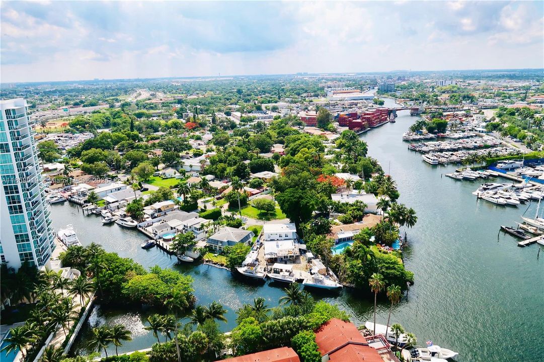 For Sale: $460,000 (2 beds, 2 baths, 1022 Square Feet)