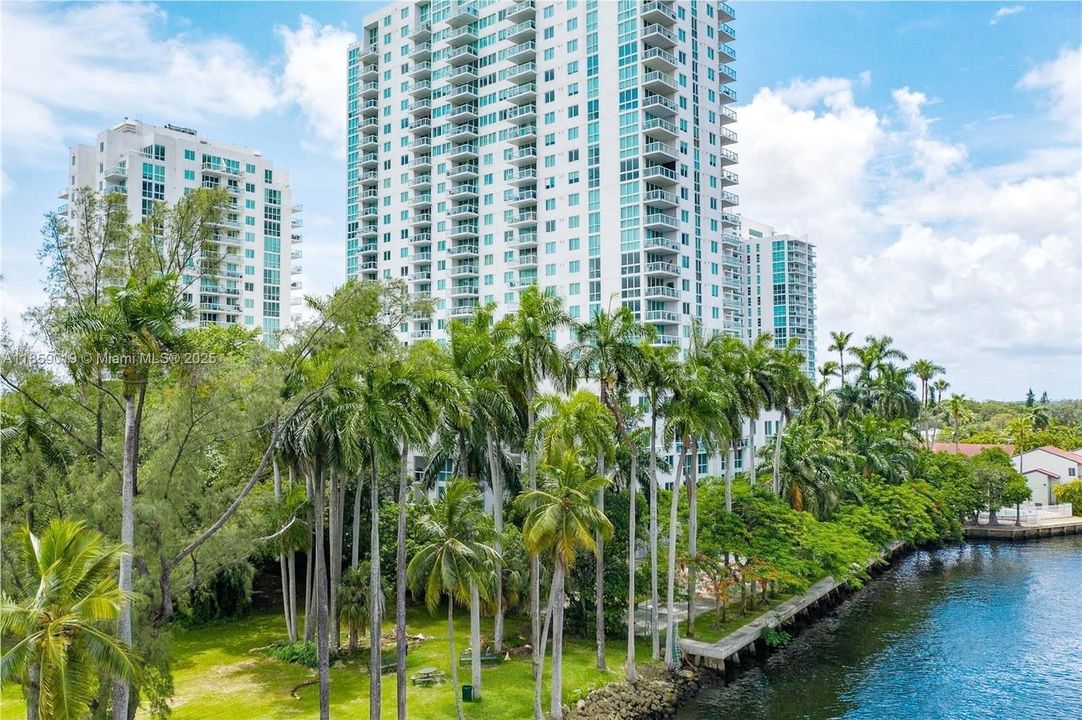For Sale: $460,000 (2 beds, 2 baths, 1022 Square Feet)