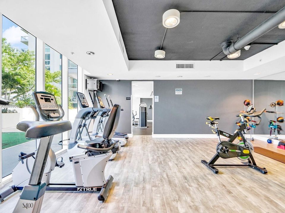 For Sale: $460,000 (2 beds, 2 baths, 1022 Square Feet)