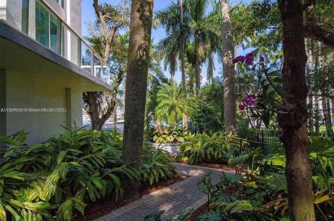 For Sale: $460,000 (2 beds, 2 baths, 1022 Square Feet)