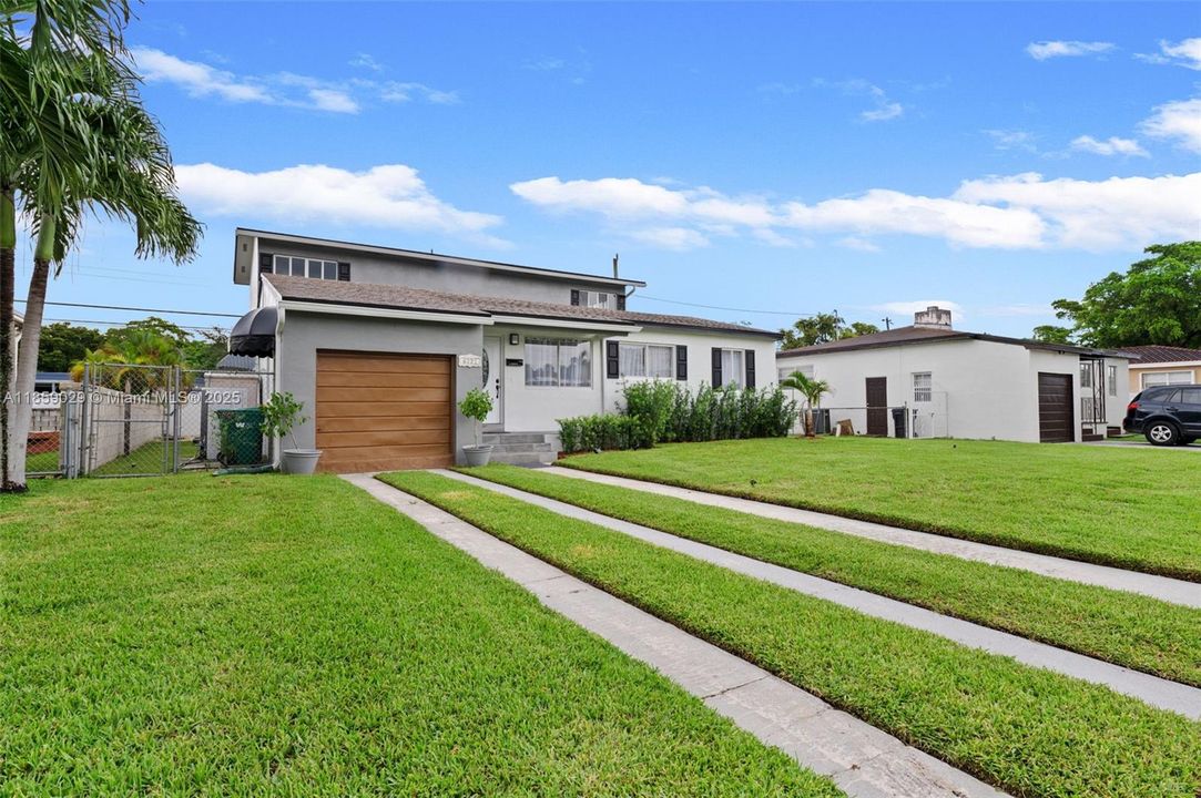 合同活跃: $849,000 (5 贝兹, 3 浴室, 2821 平方英尺)