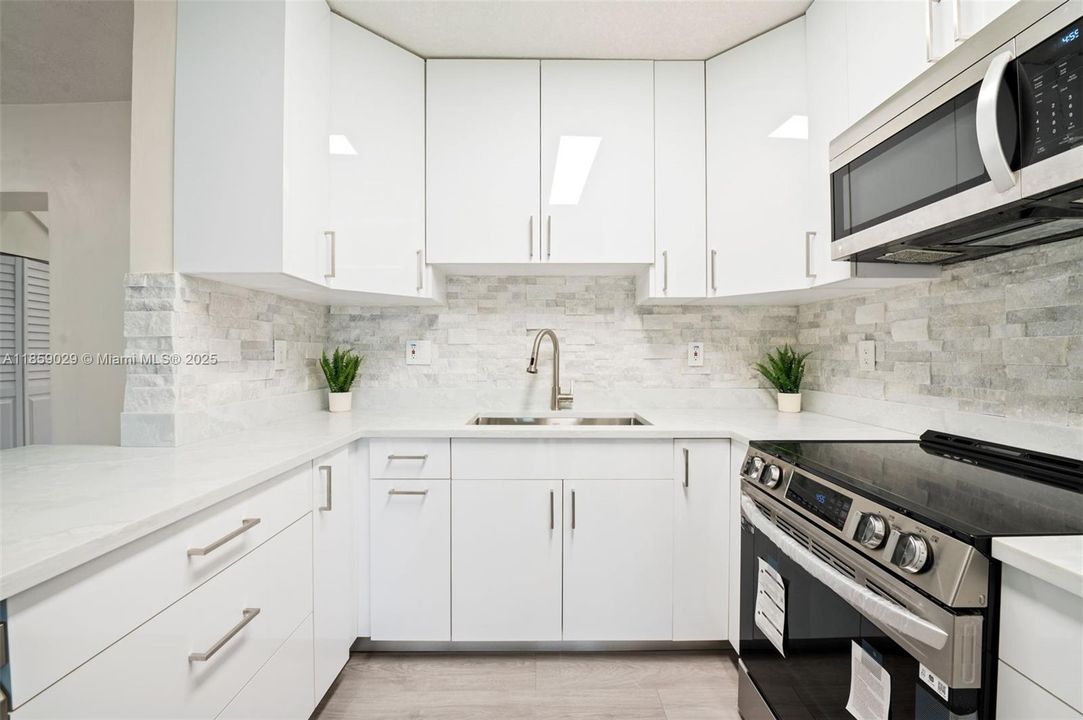 合同活跃: $849,000 (5 贝兹, 3 浴室, 2821 平方英尺)