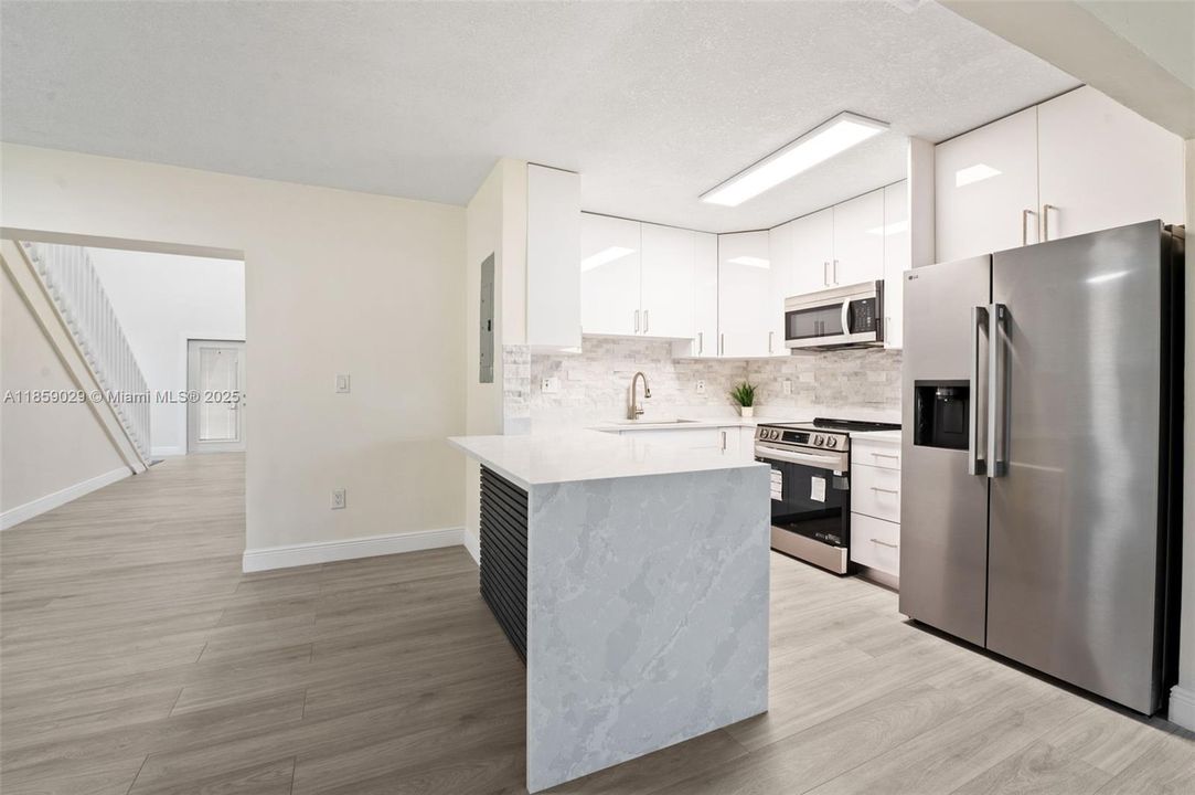 合同活跃: $849,000 (5 贝兹, 3 浴室, 2821 平方英尺)