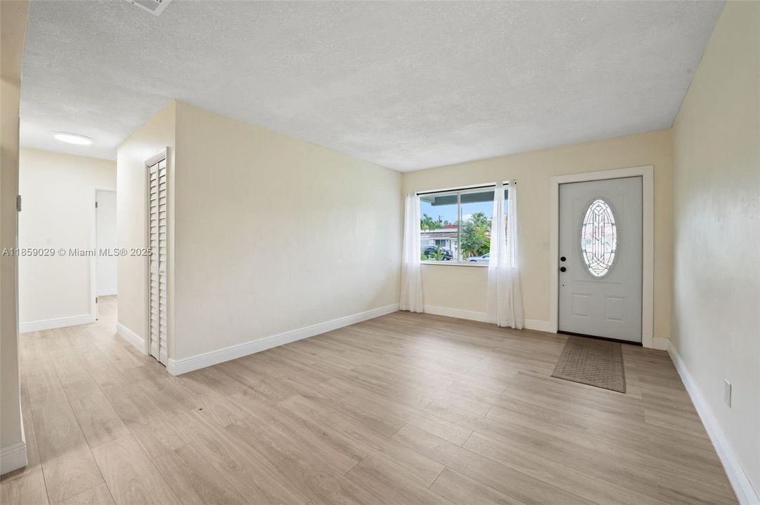 合同活跃: $849,000 (5 贝兹, 3 浴室, 2821 平方英尺)