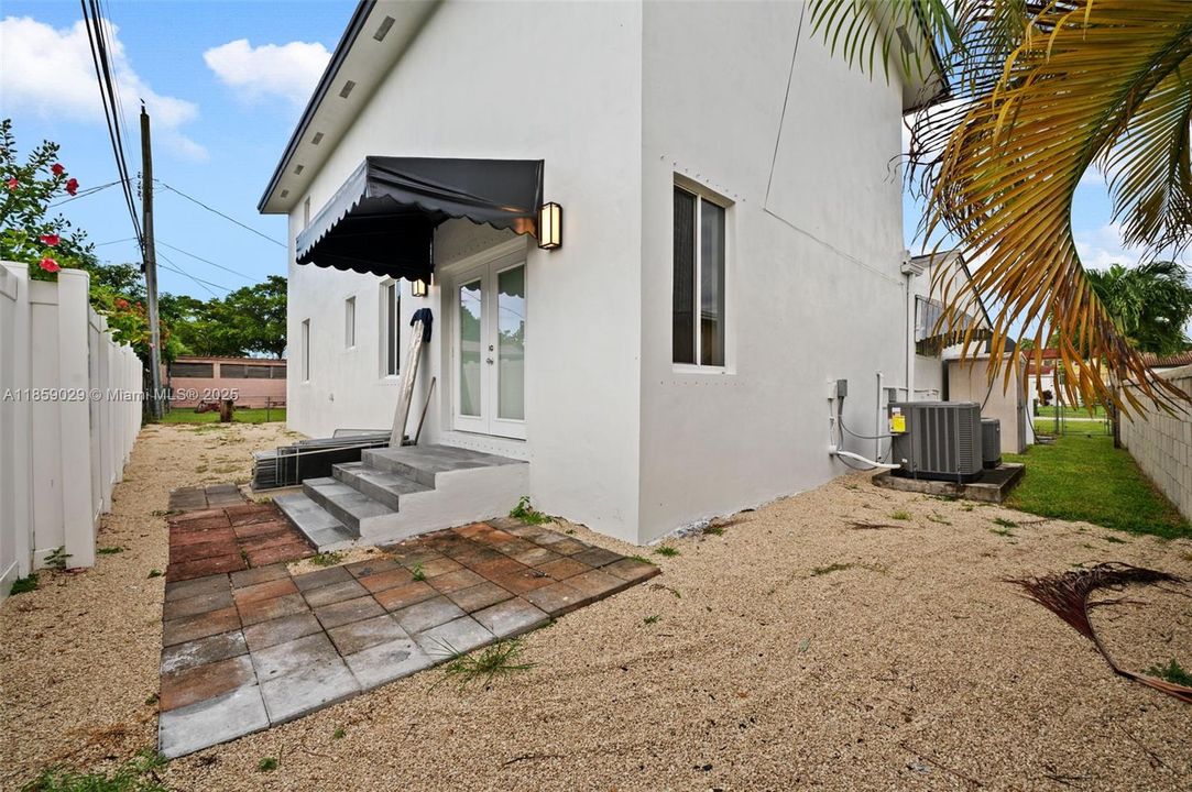 合同活跃: $849,000 (5 贝兹, 3 浴室, 2821 平方英尺)