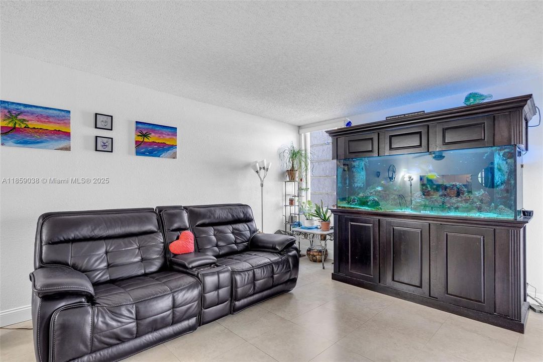 На продажу: $179,999 (1 спален, 1 ванн, 820 Квадратных фут)