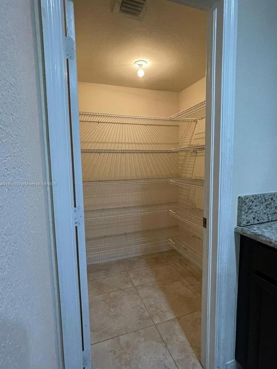 合同活跃: $3,450 (5 贝兹, 2 浴室, 2492 平方英尺)