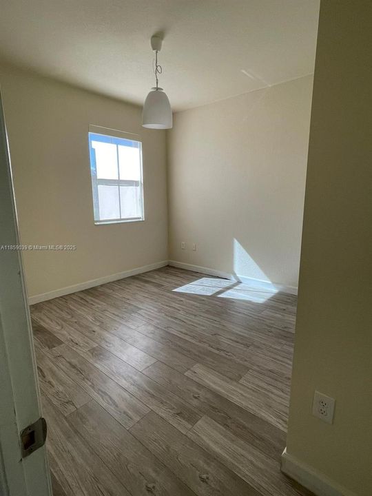 合同活跃: $3,450 (5 贝兹, 2 浴室, 2492 平方英尺)