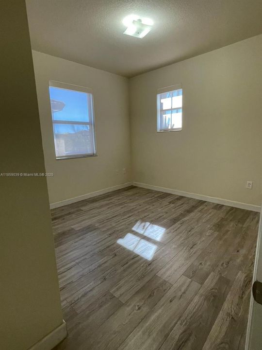 合同活跃: $3,450 (5 贝兹, 2 浴室, 2492 平方英尺)