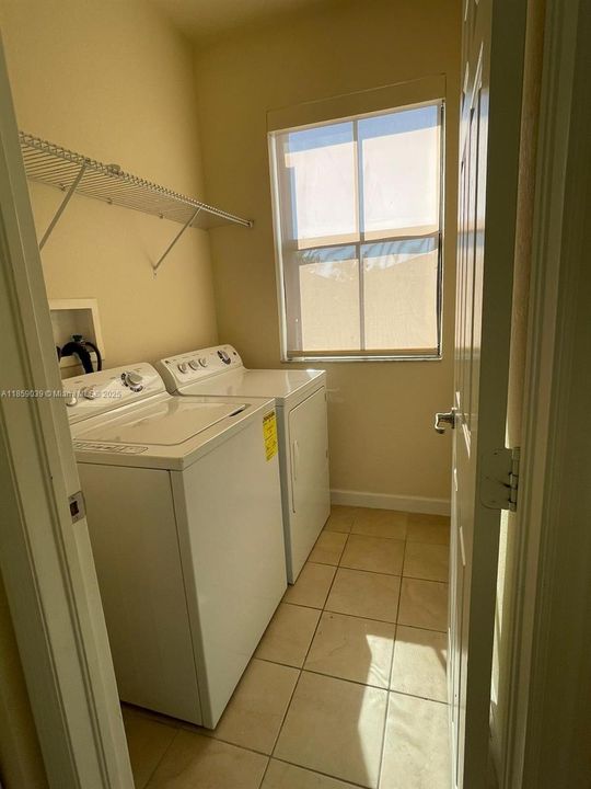 合同活跃: $3,450 (5 贝兹, 2 浴室, 2492 平方英尺)