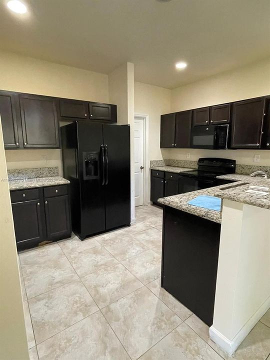 合同活跃: $3,450 (5 贝兹, 2 浴室, 2492 平方英尺)