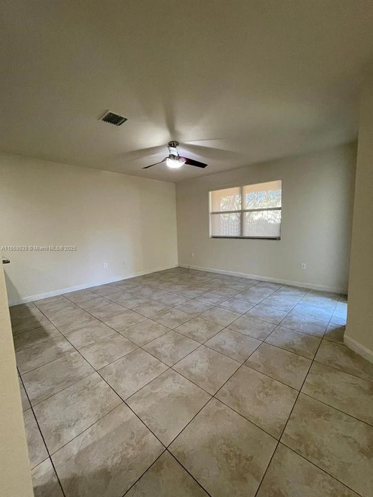 合同活跃: $3,450 (5 贝兹, 2 浴室, 2492 平方英尺)