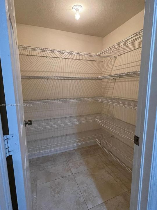 合同活跃: $3,450 (5 贝兹, 2 浴室, 2492 平方英尺)