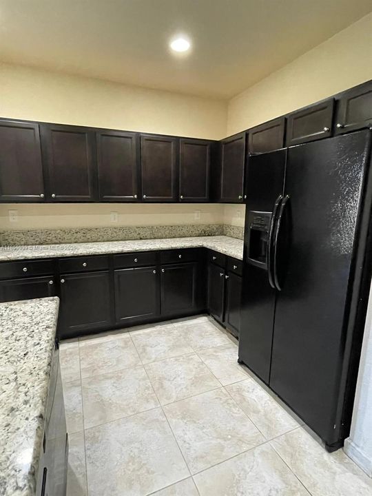 合同活跃: $3,450 (5 贝兹, 2 浴室, 2492 平方英尺)