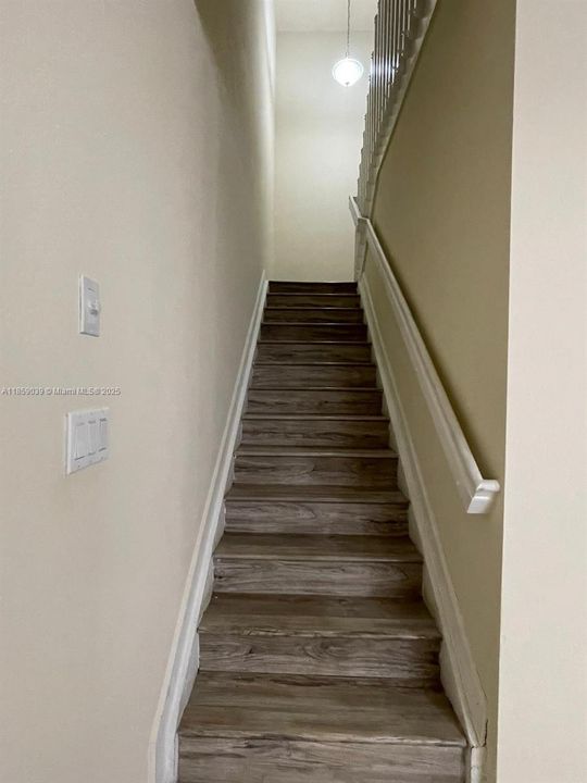 合同活跃: $3,450 (5 贝兹, 2 浴室, 2492 平方英尺)