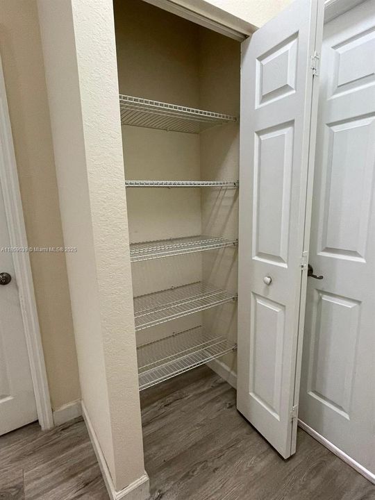 合同活跃: $3,450 (5 贝兹, 2 浴室, 2492 平方英尺)