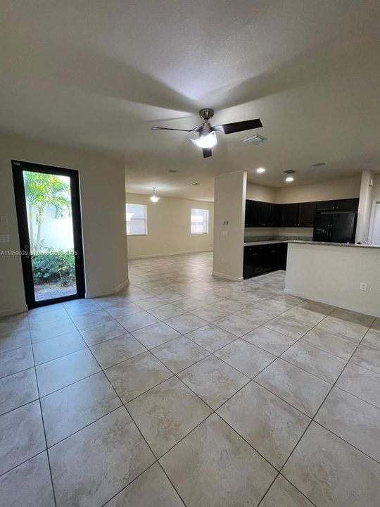 合同活跃: $3,450 (5 贝兹, 2 浴室, 2492 平方英尺)